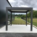 photo d'une pergola en exposition à l'extérieur de notre bâtiment. Verandas et pergolas Rémy Ferere Chatte 38