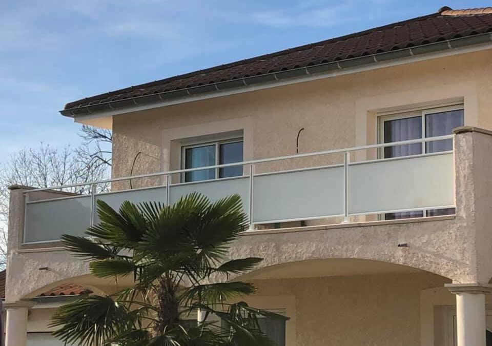 Vue d'une maison avec garde corps aluminium et fenêtre PVC couleur crème. une Réalisation Rémy FERERE (isere)