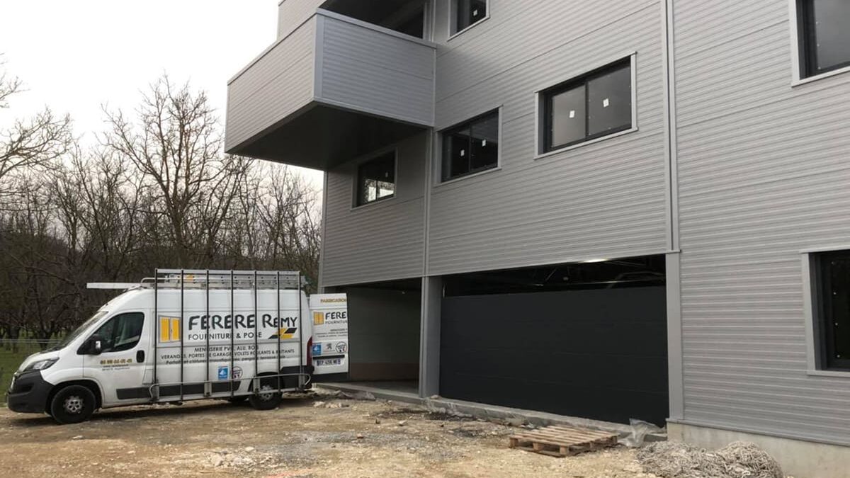 vu d'un batiment industriel, avec installation porte de garage et menuiserie en aluminium. Réalisation Rémy Ferere chatte Isère 38