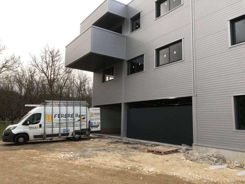 vu d'un batiment industriel, avec installation porte de garage et menuiserie en aluminium. Réalisation Rémy Ferere chatte Isère 38