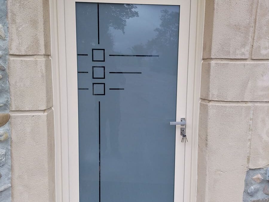 photo d'une porte d'entrée en aluminium avec imposte fixe beige pour rappelle de la façade