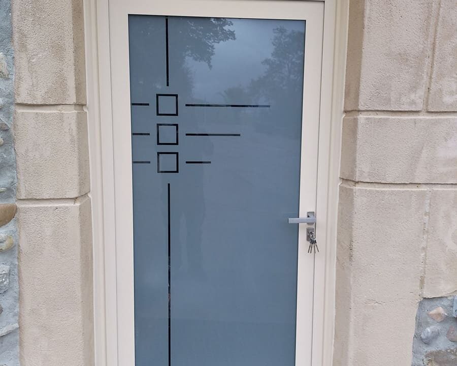 photo d'une porte d'entrée en aluminium avec imposte fixe beige pour rappelle de la façade