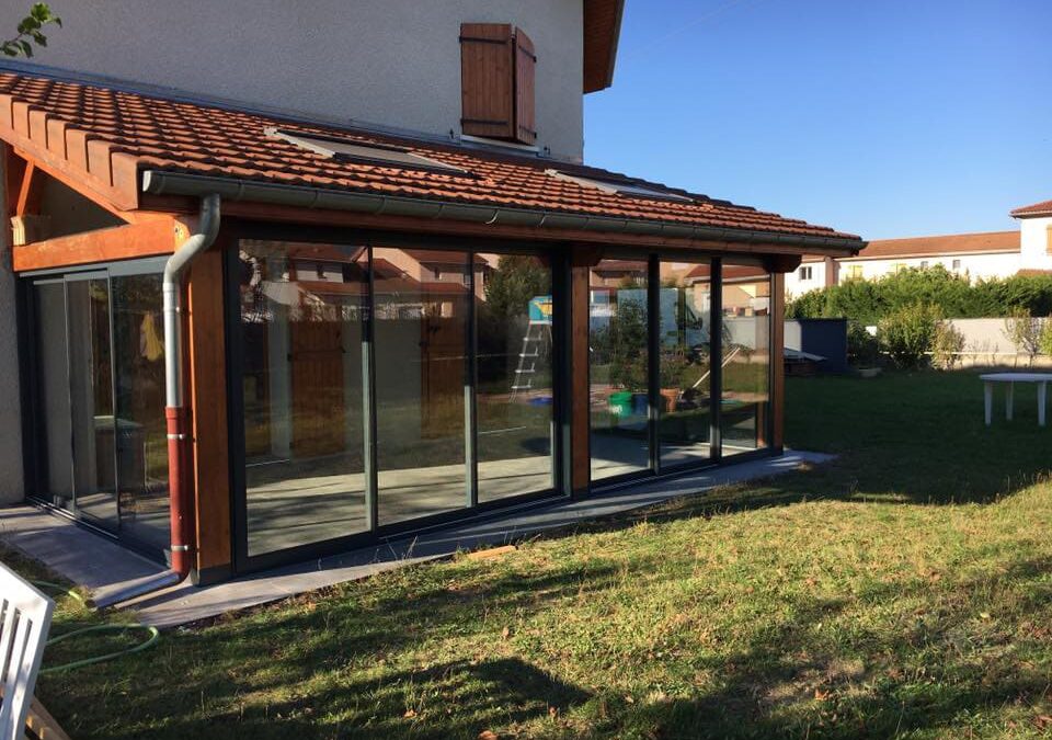 phto d'un pavillon avec une terrasse fermée par des coulissants .Réalisation Rémy Ferere St marcellin 38