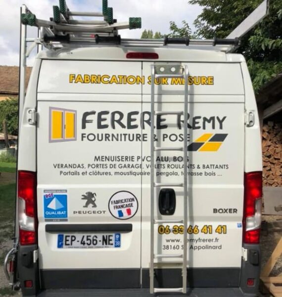 Vue de dos du camion avec ses échelles de l'entreprise ferere remy renovation menuiseries à saint marcellin